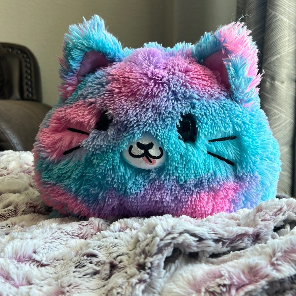 This plushy has been lightly used no stains. It smells like cotton candy.